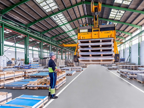 Operario trabajando en zona industrial de Thyssen Krupp Materials Ibérica