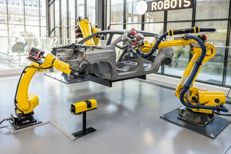 Robots de Fanuc realizando demostración de capacidades en showroom